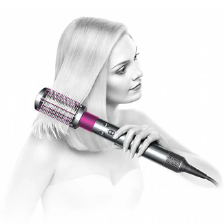 Девушка с феном в руках сушит волосы