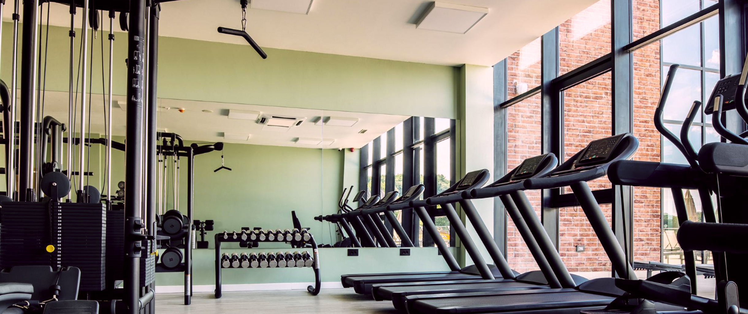 Тренажерный зал со светлым кремовым внутренним окрасом, с большим прямоугольным зеркалом на стене по фронту. С правой стороны зала расположено объемное окно с видом на улицу, параллельно окно на расстоянии, примерно, в 30 сантиметров в шеренгу расположены 3 треножера для бега и 1 для хождения пешком с задействованием рук. По левой стороне зала расположен тренажер для поднятия тяжестей различной массы. Напротив зеркала расположена металлическая полка с гантелями различной массы. А также имеются другие тренажеры, так как зал, сами знаете, ПРОСТО ПИЗДАТЫЙ! Много красивых лиц женского пола его посещает ;)